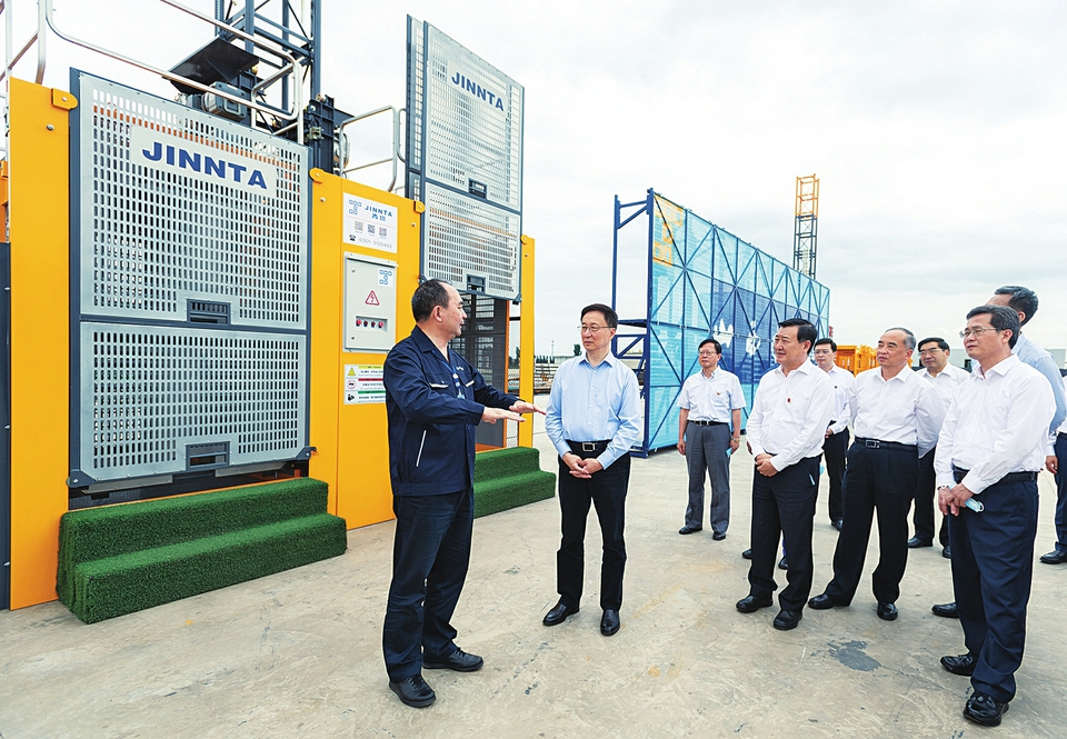 六月二十八日，中共中央政治局常委、國務(wù)院副總理韓正到山西太原調(diào)研，主持召開煤炭清潔高效利用專題座談會(huì)并講話。這是韓正走進(jìn)山西建筑產(chǎn)業(yè)現(xiàn)代化瀟河園區(qū)，察看綠色智能建筑裝備制造基地建設(shè)情況。新華社記者翟健嵐攝