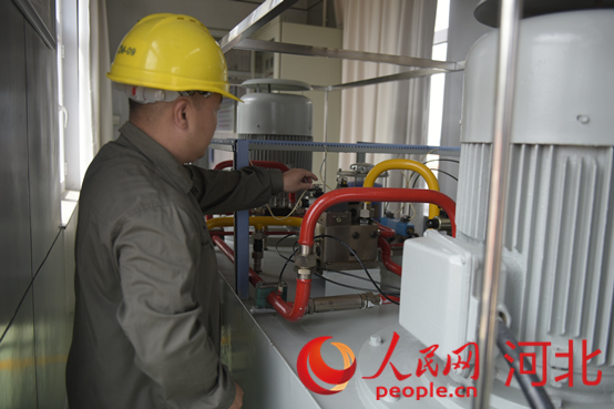 黃壁莊水庫事務中心工作人員在檢查溢洪道表口工作閘門啟臂機。人民網(wǎng)祝龍超攝