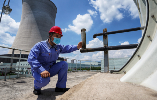 河北涿州京源熱電有限責(zé)任公司技術(shù)人員正在對設(shè)備進(jìn)行檢驗(yàn)排查。劉楊攝