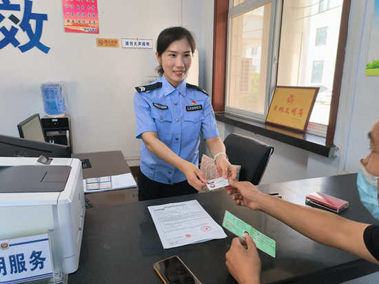 張靜正在為群眾辦理業(yè)務(wù)。 趙凱攝