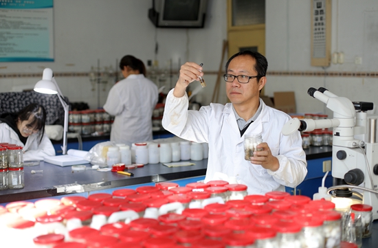 武大勇在實驗室開展檢驗工作。 受訪者供圖