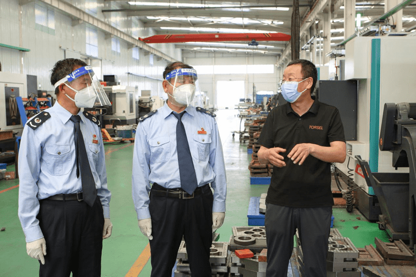 河北豐南區(qū)稅務局工作人員就組合式稅費支持政策落實情況走訪轄區(qū)納稅人。 王娜攝