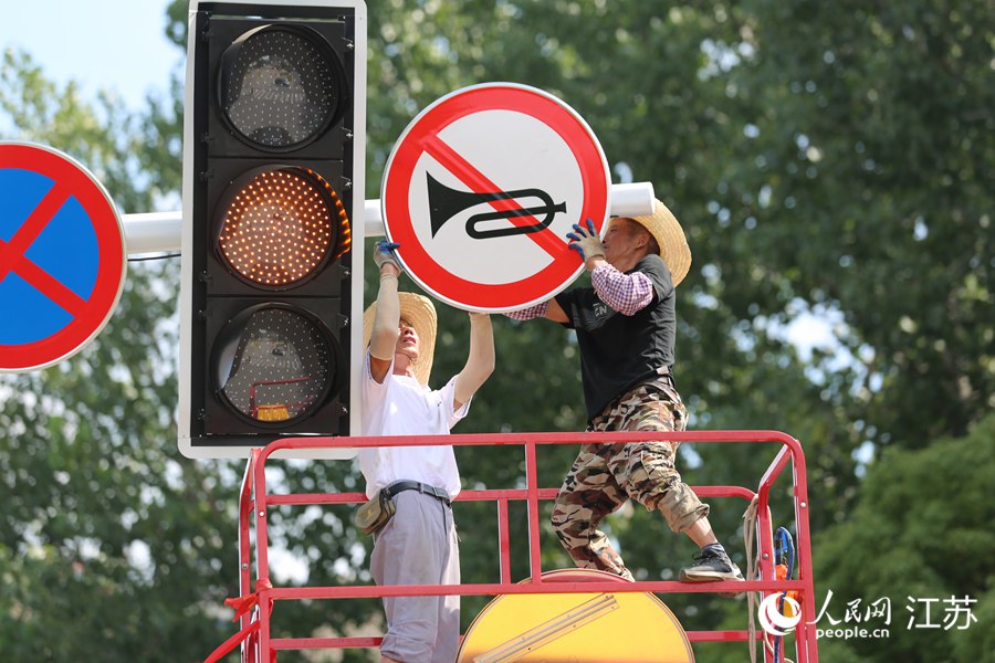 南京路政人員搶修交通指示牌。人民網(wǎng) 冷金明攝