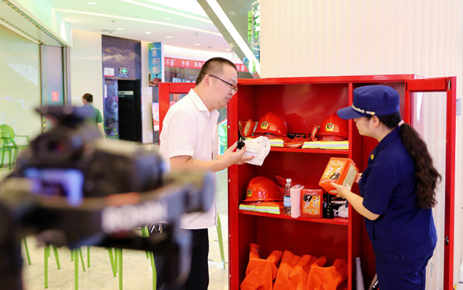 通過直播講解消防器材的使用方法。單位供圖