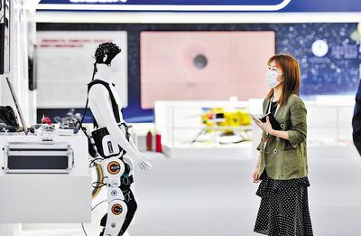 近日，第六屆世界智能大會在天津開幕，圖為參會嘉賓參觀天津制造業(yè)立市展。 新華社記者 趙子碩攝