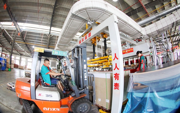 沭陽縣一公司車間內(nèi)一派緊張有序的繁忙景象。沭陽縣委宣傳部供圖