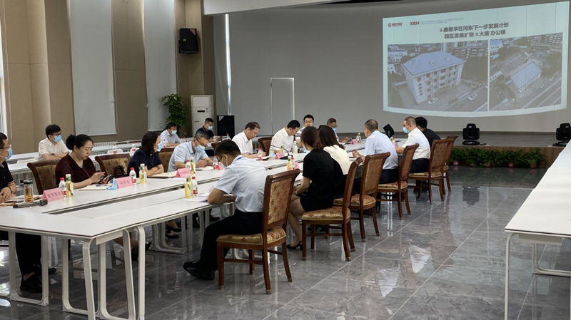河?xùn)|區(qū)委書記范少軍一行深入老電建公司辦公園區(qū)就盤活園區(qū)工作進(jìn)行部署研究。河?xùn)|區(qū)供圖