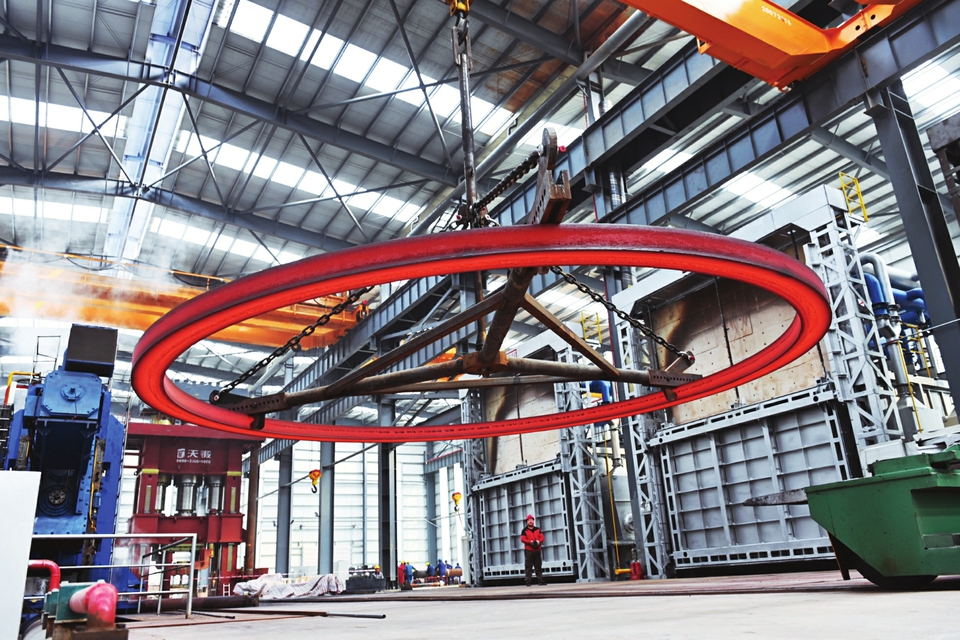 定襄縣作為太忻一體化經(jīng)濟區(qū)建設(shè)的12個先行啟動區(qū)之一，借助發(fā)展機遇，全力延長產(chǎn)業(yè)鏈條、補齊產(chǎn)業(yè)短板、培育優(yōu)質(zhì)市場主體、拓寬應用領(lǐng)域，進軍高精尖應用行業(yè)。 記者孫榮祥攝