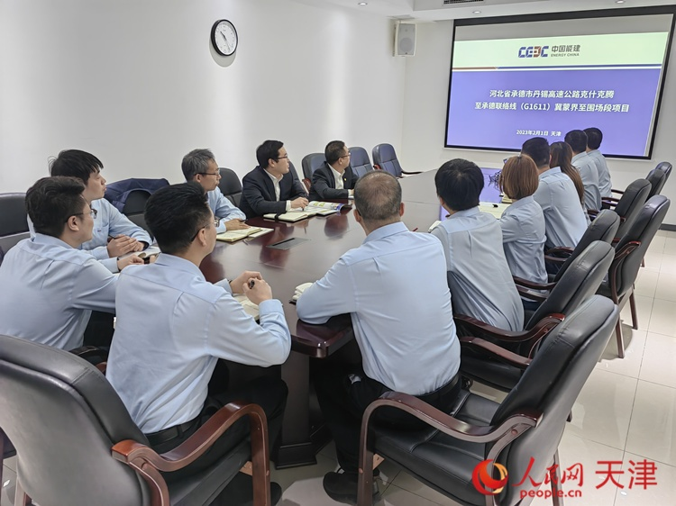 近日，中能建路橋工程有限公司領(lǐng)導(dǎo)班子成員與員工開會討論，如何根據(jù)今年的項目招聘合適的優(yōu)秀人才。  人民網(wǎng) 孫翼飛攝