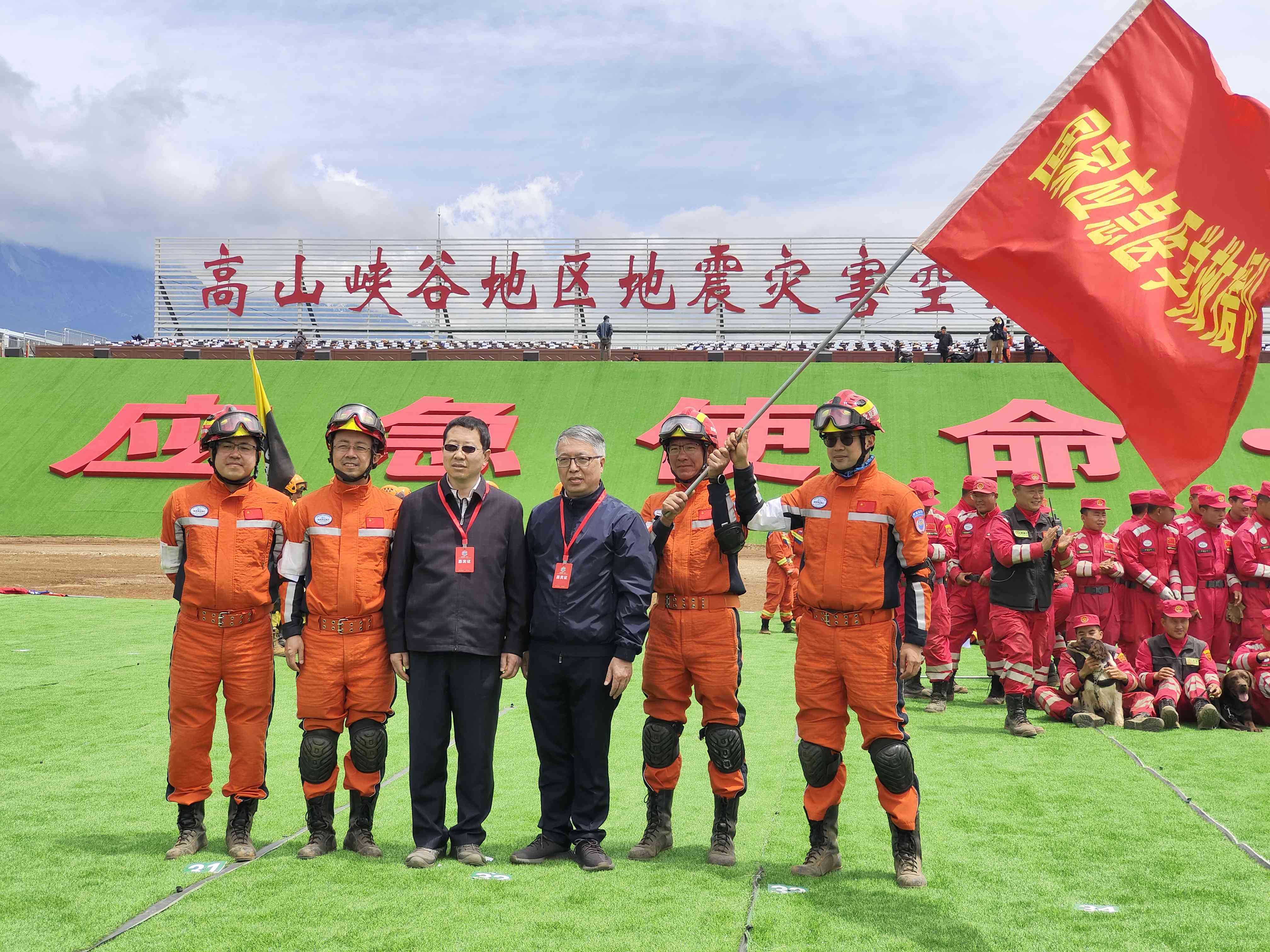 呂國(guó)忠以總領(lǐng)隊(duì)身份，帶領(lǐng)國(guó)家應(yīng)急醫(yī)學(xué)救援隊(duì)演練。受訪者供圖