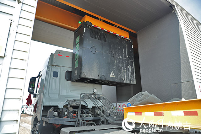 萬利新能源數(shù)字陸港里，正在充換電站進(jìn)行換電的重卡。人民網(wǎng)記者 趙夢(mèng)月攝