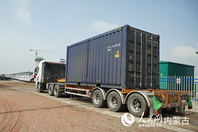 新能源重卡采用集裝箱運(yùn)輸。人民網(wǎng)記者 趙夢(mèng)月攝