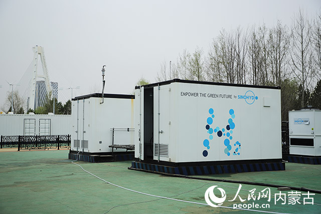 鄂爾多斯碳中和研究院內(nèi)的制氫設(shè)備。人民網(wǎng)記者 趙夢(mèng)月攝