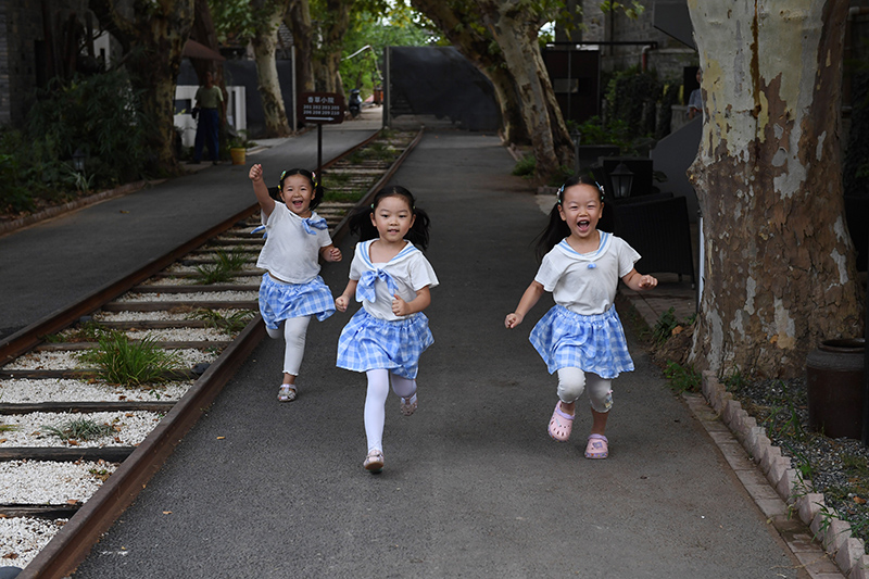 由礦場(chǎng)家屬區(qū)改造而來的“鮮花小院”民宿，深受孩子們的喜愛。吳芳攝