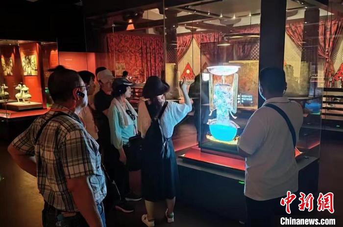 圖為臺灣新北市永和區(qū)里長聯(lián)誼會江西參訪團一行在南昌漢代?；韬顕z址博物館內(nèi)參觀展出的珍貴文物。　駱小龍 攝