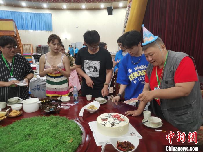 圖為內(nèi)蒙古臺(tái)辦為臺(tái)胞過(guò)生日?！±類?ài)平 攝