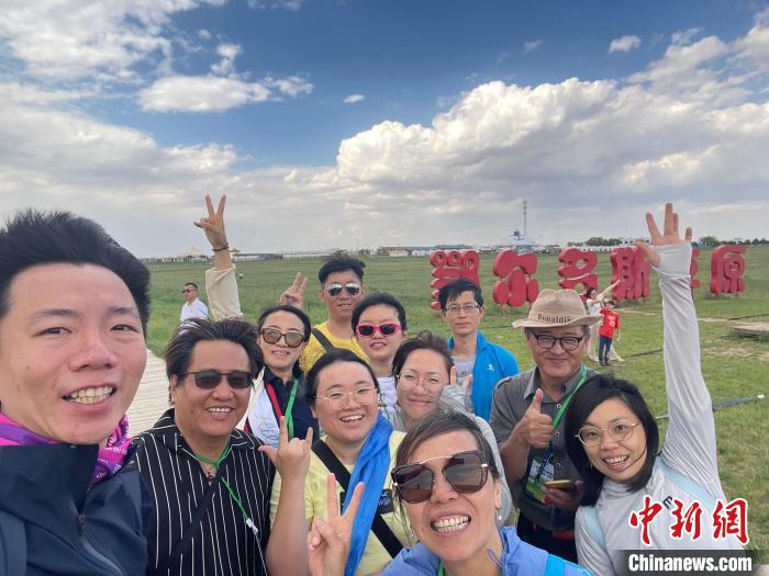 圖為臺(tái)胞在鄂爾多斯草原合影。　葉冠賢 攝