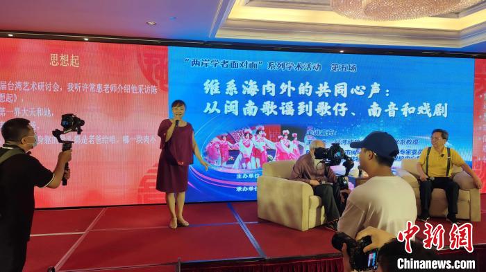 歌仔說唱非遺傳承人張?jiān)缕寂楷F(xiàn)場(chǎng)演唱?！罘?攝