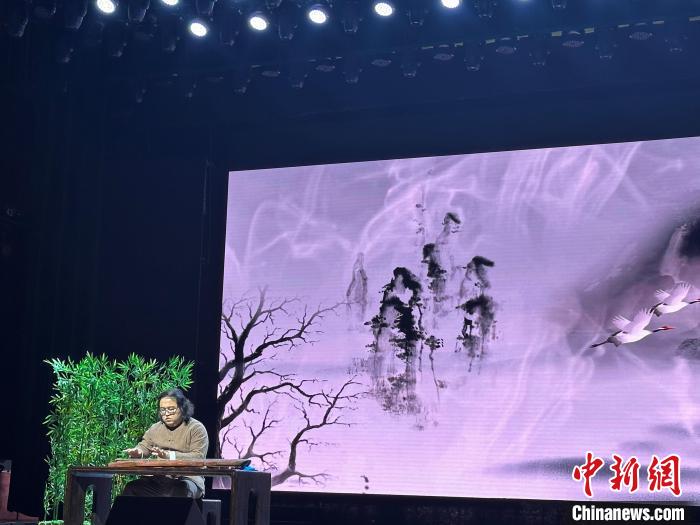 閩派古琴名家陳志強(qiáng)演奏一曲《流水》?！堺惥?攝