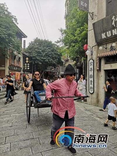 馮小剛電影公社里體驗(yàn)“黃包車”的游客。南海網(wǎng)記者 蘇靚 攝