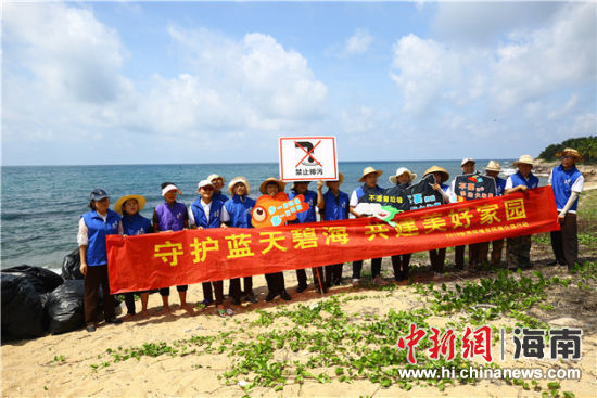 環(huán)保志愿者呼吁停止隨地扔垃圾、破壞環(huán)境等不文明行為。