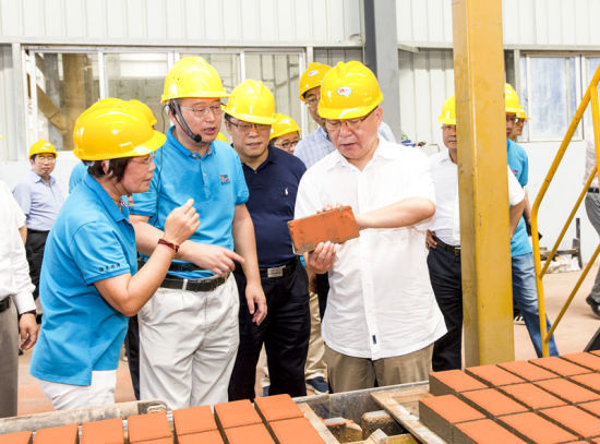 2019年6月21日下午，省長沈曉明在三亞建筑廢棄物綜合利用廠，查看用建筑廢棄物綜合處理后制成的再生水泥磚。海南日報記者 宋國強 攝