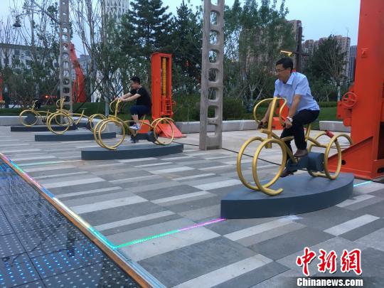 市民使用公園內(nèi)的健身設(shè)施?！「呒t超 攝