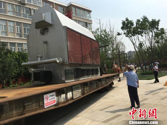 公園內(nèi)陳列著臥式蒸汽鍋爐等工業(yè)產(chǎn)品。　高紅超 攝