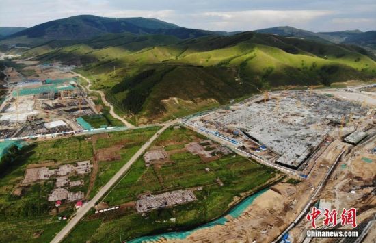 6月28日，航拍鏡頭下的河北張家口冬奧會太子城冰雪小鎮(zhèn)項目。太子城冰雪小鎮(zhèn)項目位于2022年冬奧會張家口賽區(qū)核心區(qū)，連接張家口賽區(qū)云頂和古楊樹兩個競賽場館群，建成后將承擔(dān)賽時核心區(qū)配套保障功能，提供冬奧頒獎、貴賓接待、交通換乘、休閑娛樂等服務(wù)，賽后將成為一座國際化四季度假小鎮(zhèn)。 中新社記者 楊艷敏 攝