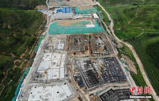 6月28日，航拍鏡頭下的河北張家口冬奧會太子城冰雪小鎮(zhèn)項目。太子城冰雪小鎮(zhèn)項目位于2022年冬奧會張家口賽區(qū)核心區(qū)，連接張家口賽區(qū)云頂和古楊樹兩個競賽場館群，建成后將承擔(dān)賽時核心區(qū)配套保障功能，提供冬奧頒獎、貴賓接待、交通換乘、休閑娛樂等服務(wù)，賽后將成為一座國際化四季度假小鎮(zhèn)。 中新社記者 楊艷敏 攝