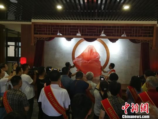 為董子石像揭幕?！⊥貔i 攝