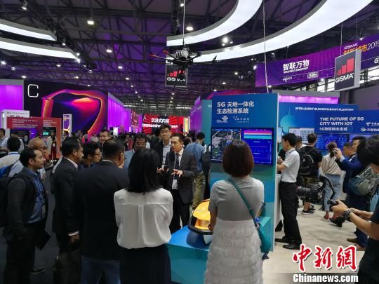 雄安新區(qū)展臺(tái)吸引不少眾多觀眾駐足關(guān)注。　任柏松 攝