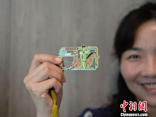 絲路主題餐廳內(nèi)推出的文創(chuàng)產(chǎn)品?！＄娦?攝