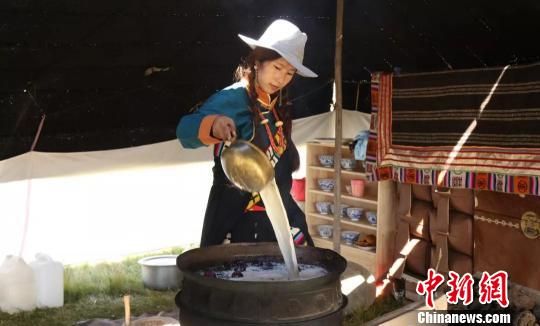 圖為展示瑪曲藏民族傳統(tǒng)特色美食制作工藝?！＄娦?攝