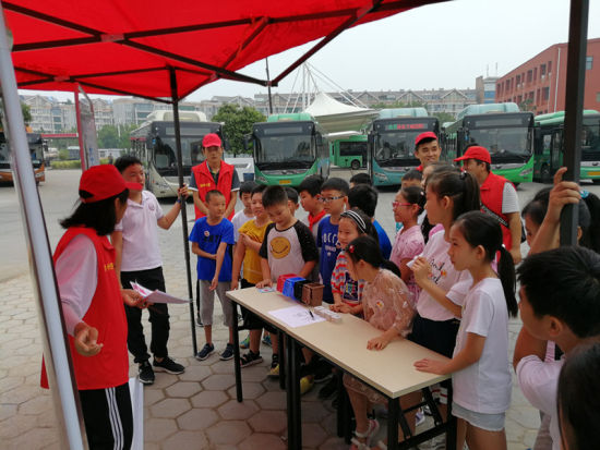 志愿者教小朋友垃圾分類的相關(guān)知識。連柏梁 攝