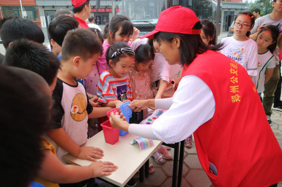 志愿者教小朋友們垃圾分類的相關(guān)知識。連柏梁 攝