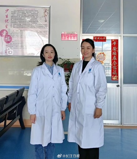 “有醫(yī)生嗎？有人暈倒了！”武漢協(xié)和醫(yī)院援藏醫(yī)療隊(duì)員聽到呼救就沖了上去