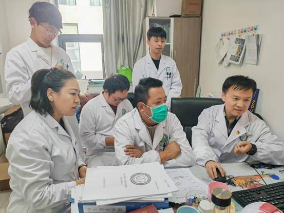 在山南市進行師帶徒幫扶，傳授先進的眼科學診療技術(shù)