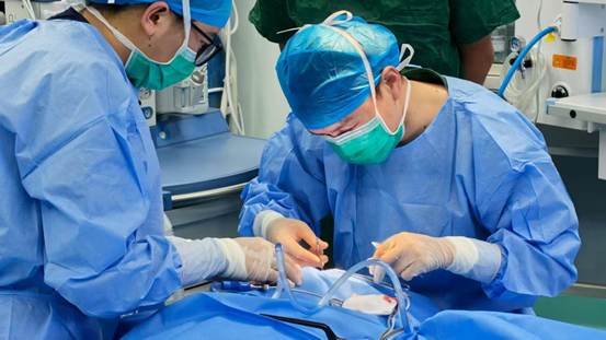 梁坤在為藏族同胞開展上瞼下垂手術(shù)
