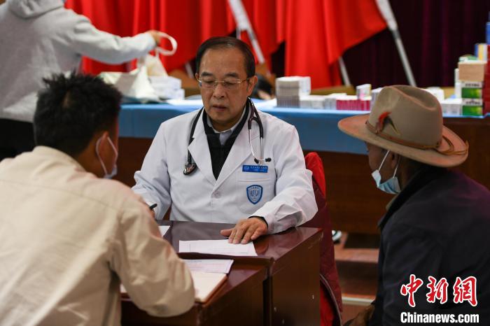 北京大學人民醫(yī)院心臟中心副主任、博士生導師王偉民為農牧民問診?！〗w波 攝