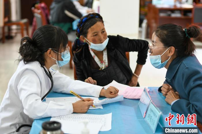 因不少農牧民不會普通話，義診活動現(xiàn)場，鄉(xiāng)政府為每位醫(yī)生配了一名翻譯?！〗w波 攝