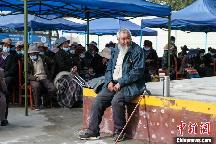 圖為日喀則桑珠孜區(qū)東嘎鄉(xiāng)農牧民在義診室外等待?！〗w波 攝