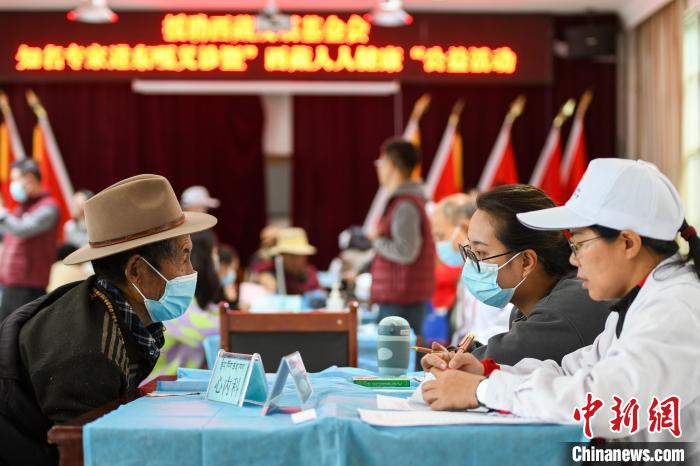 圖為9月11日，西藏日喀則桑珠孜區(qū)東嘎鄉(xiāng)義診現(xiàn)場。　江飛波 攝