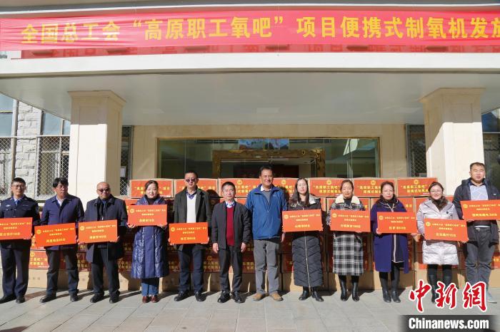 圖為發(fā)放儀式現(xiàn)場?！⊥趵?攝