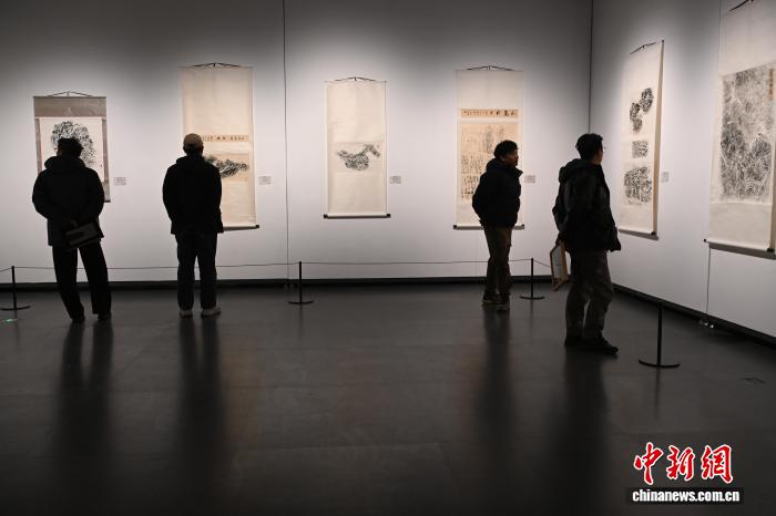 玉樹(shù)“遠(yuǎn)古史畫(huà)”巖畫(huà)拓片展亮相西藏美術(shù)館