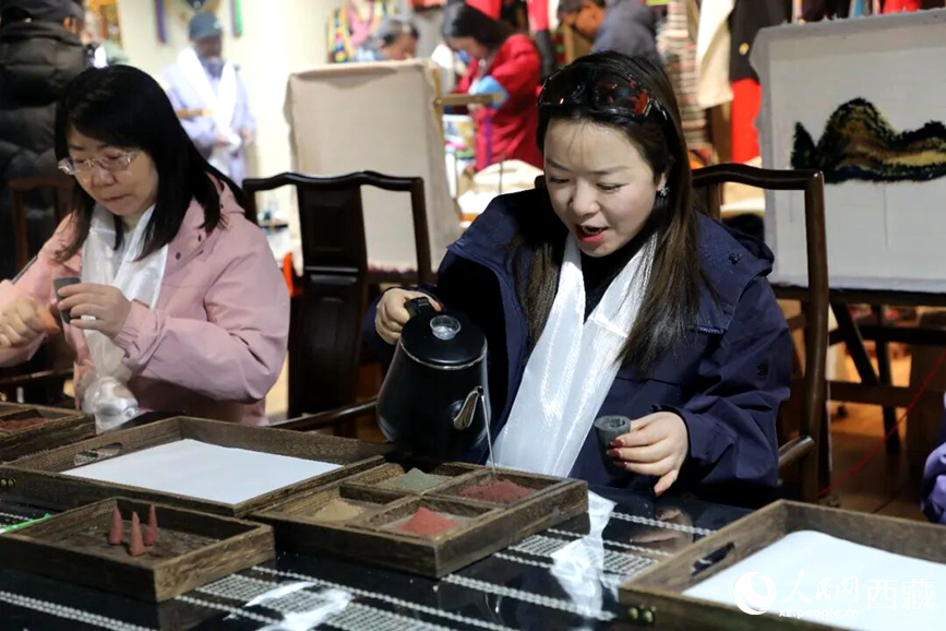 游客在“雅礱里”文化藝術(shù)街區(qū)非遺展館體驗(yàn)制作藏香。在工作人員的指導(dǎo)下，游客親手揉搓香泥、壓制成型，感受藏族傳統(tǒng)非遺技藝的魅力。人民網(wǎng)記者 吳雨仁攝