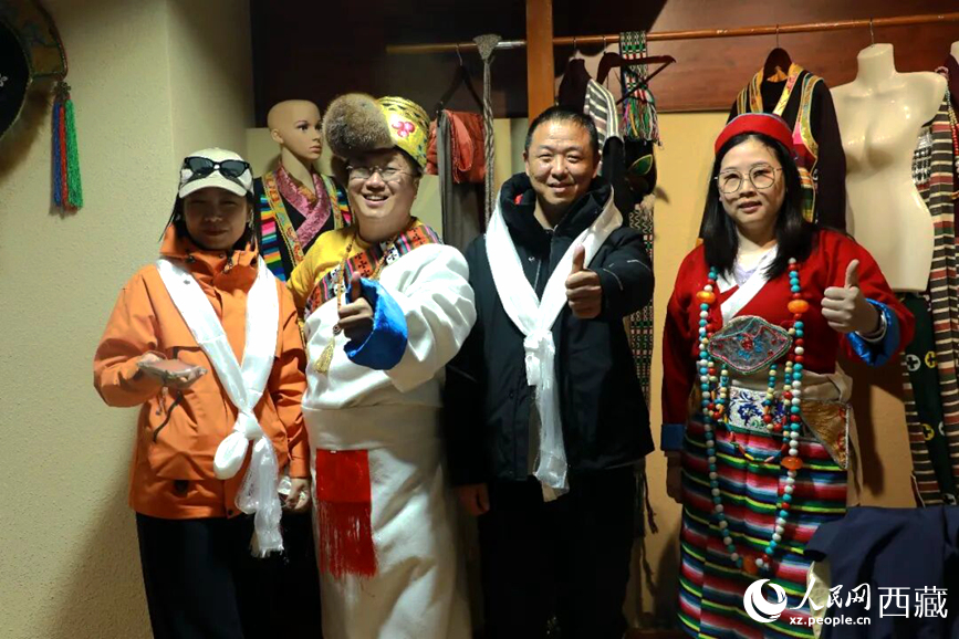 游客在扎西曲登社區(qū)體驗(yàn)藏族服飾文化。大家身著色彩鮮艷的藏裝，佩戴特色飾品，臉上洋溢著喜悅的笑容。人民網(wǎng)記者 吳雨仁攝