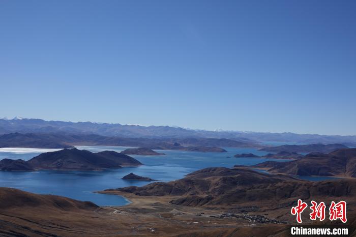 冬日羊卓雍措：湖水湛藍，如詩如畫