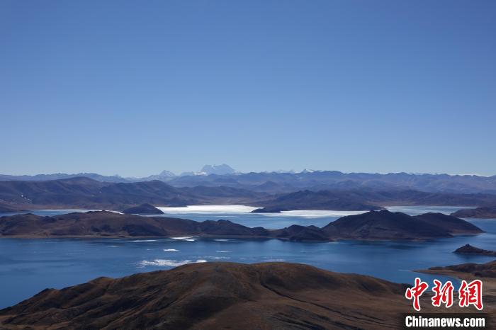 圖為從海拔約5000米的魯日拉觀景臺俯瞰羊湖?！∪轿木?攝