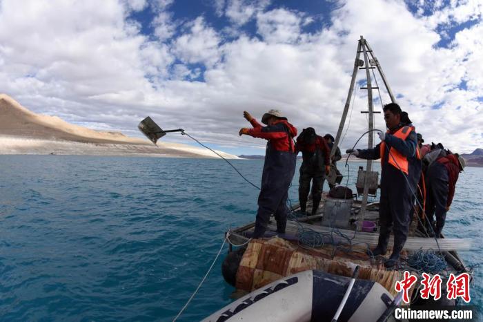 科考隊(duì)員在湖泊鉆探平臺(tái)上拋固定平臺(tái)的錨?！?lt;a target='_blank' ><p  align=